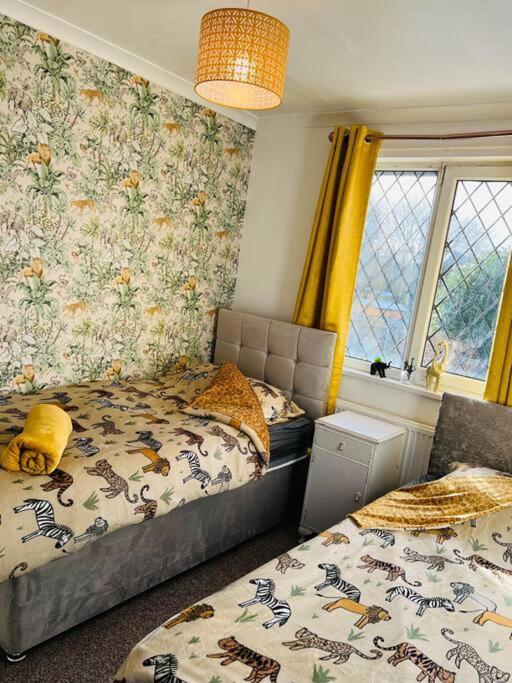 Treetops - Sleeps 8 Entire House Private Parking Close To Town Centre And Stadium Wigan Exterior foto