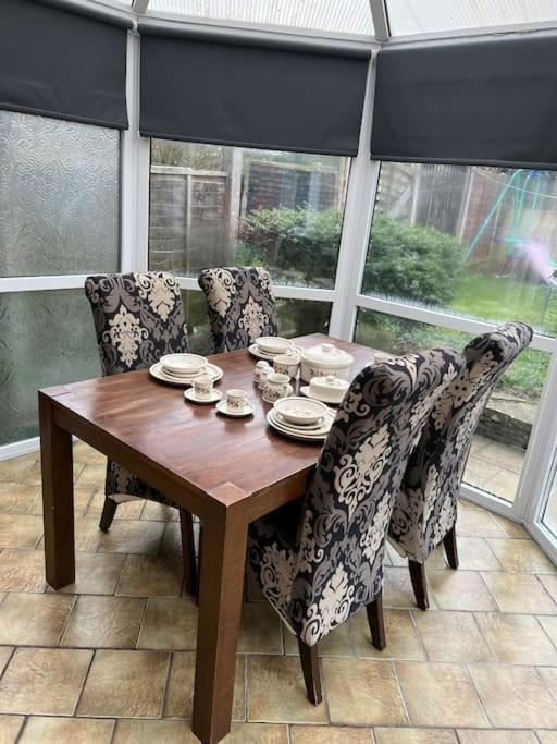 Treetops - Sleeps 8 Entire House Private Parking Close To Town Centre And Stadium Wigan Exterior foto