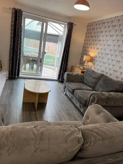 Treetops - Sleeps 8 Entire House Private Parking Close To Town Centre And Stadium Wigan Exterior foto